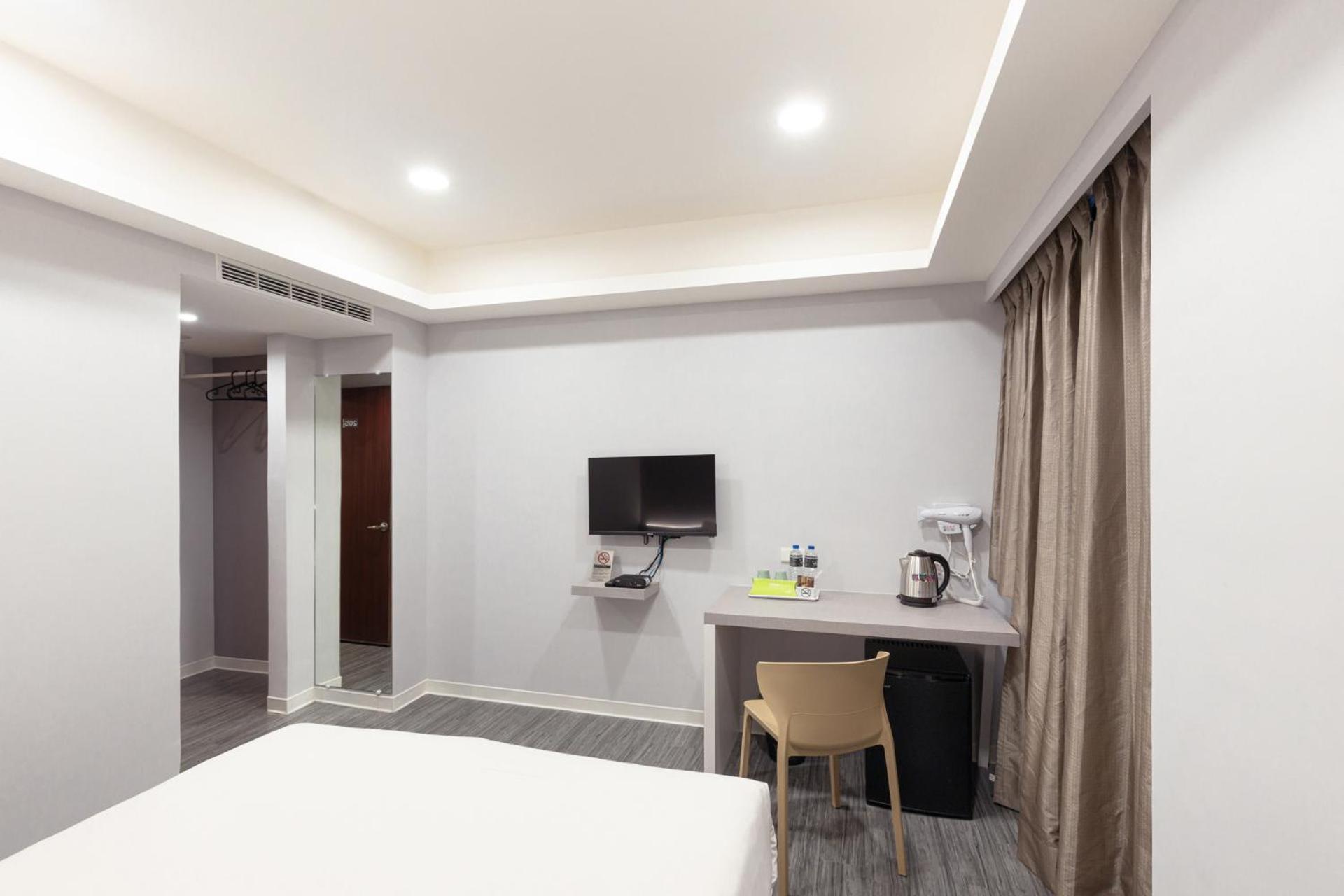Kiwi Express Hotel - Zhongqing Тайджун Екстериор снимка