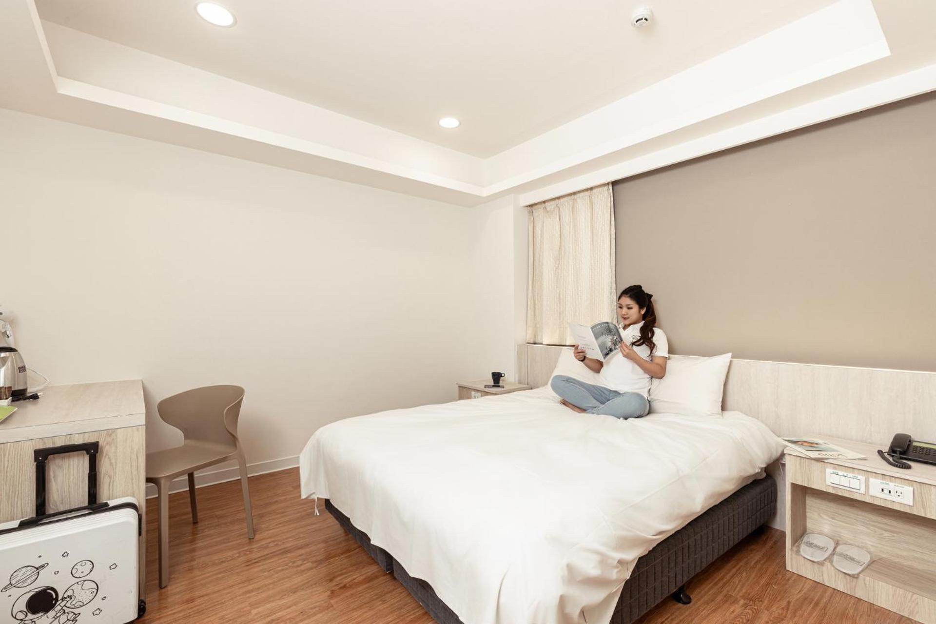 Kiwi Express Hotel - Zhongqing Тайджун Екстериор снимка