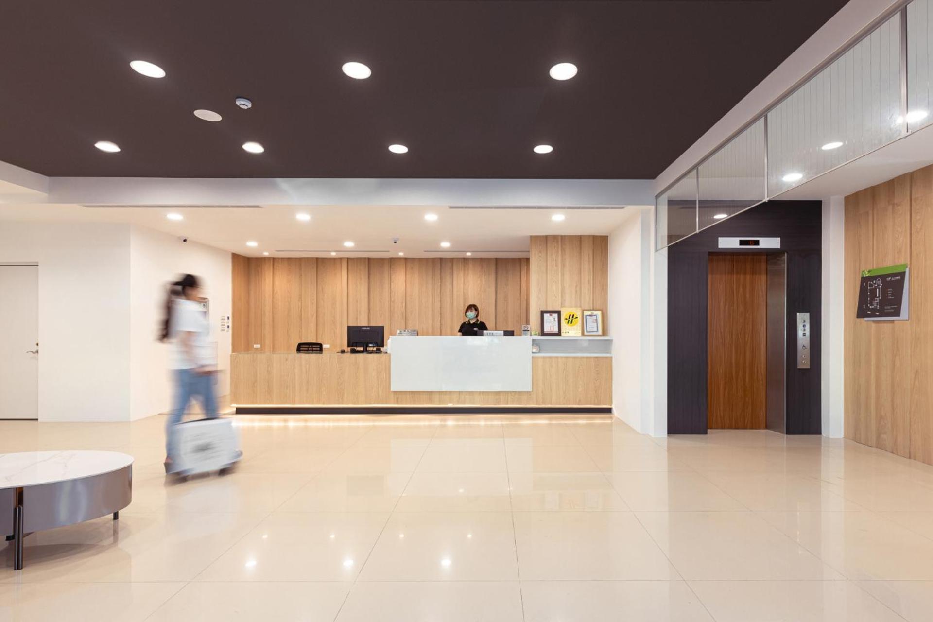 Kiwi Express Hotel - Zhongqing Тайджун Екстериор снимка