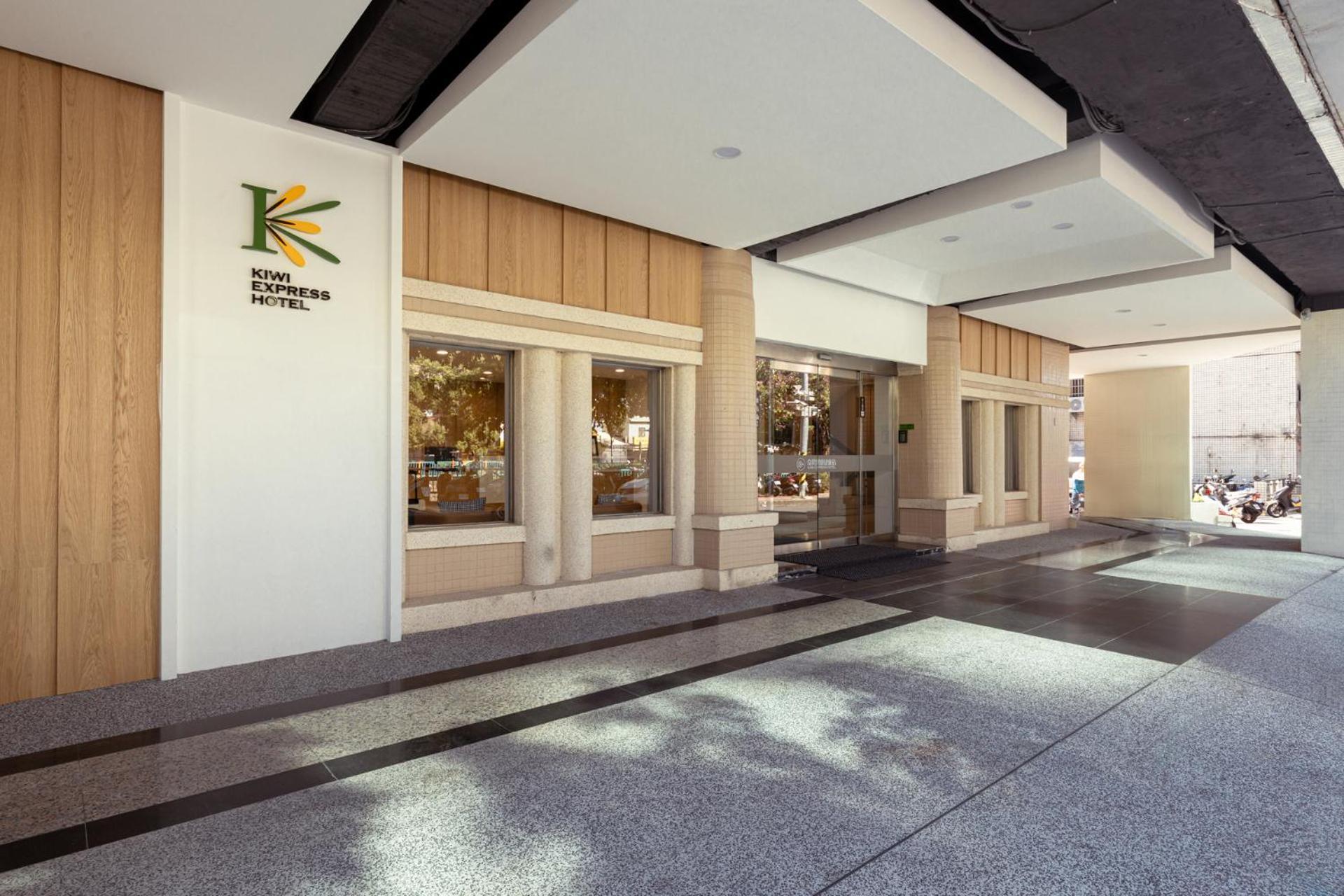Kiwi Express Hotel - Zhongqing Тайджун Екстериор снимка